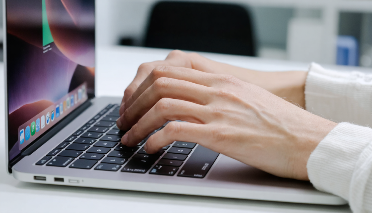 découvrez notre guide pratique pour apprendre à saisir facilement un backslash sur mac, avec des astuces simples et rapides adaptées à tous les utilisateurs.